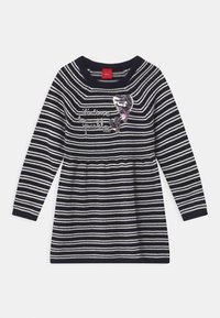 Abito a righe navy con maniche lunghe, collo a costine e vita elasticizzata. Presenta un dettaglio grafico a forma di cuore lucido sul davanti.