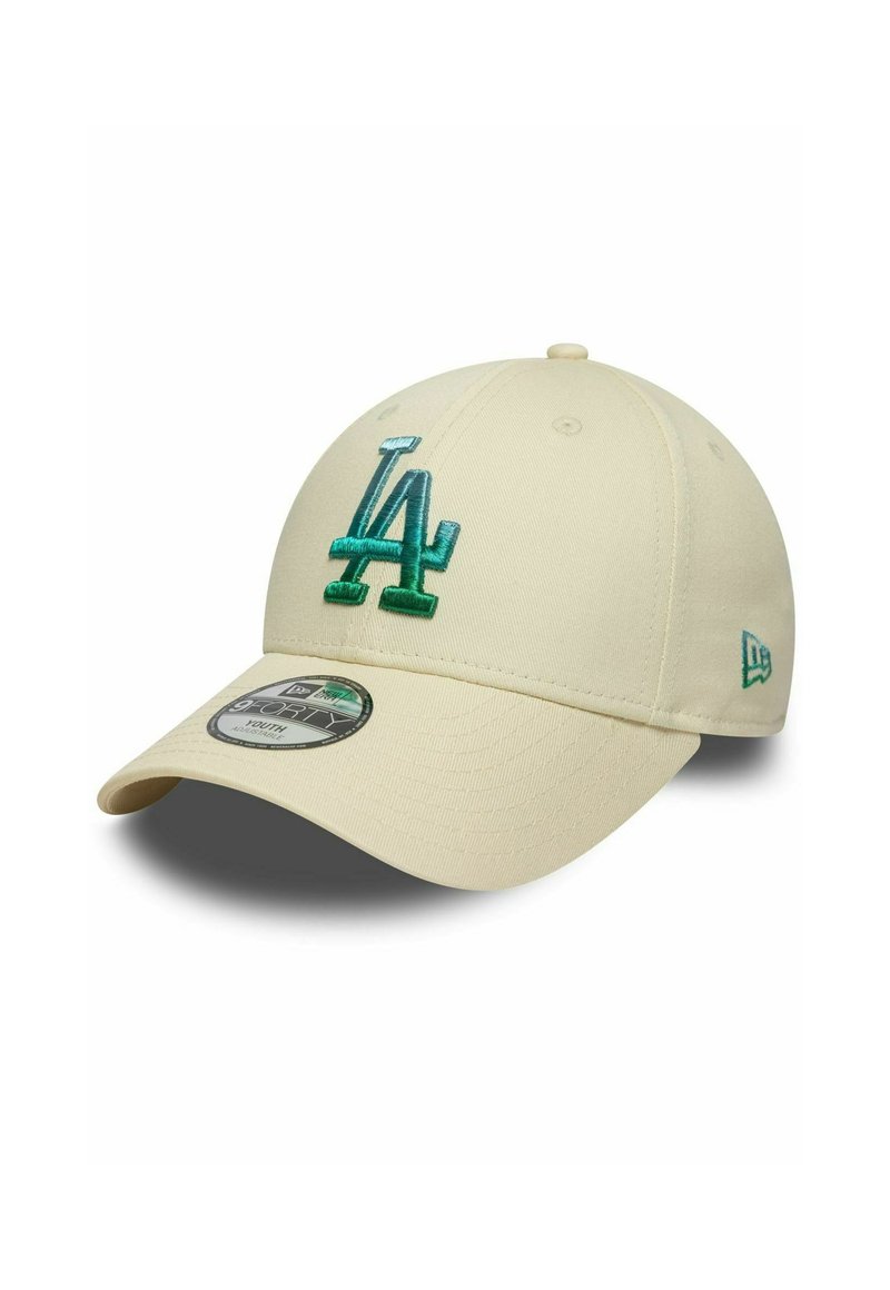 Cappellino da baseball beige con logo "LA" ricamato in verde sul davanti, design strutturato, visiera curva e un'etichetta con la taglia sul bordo.