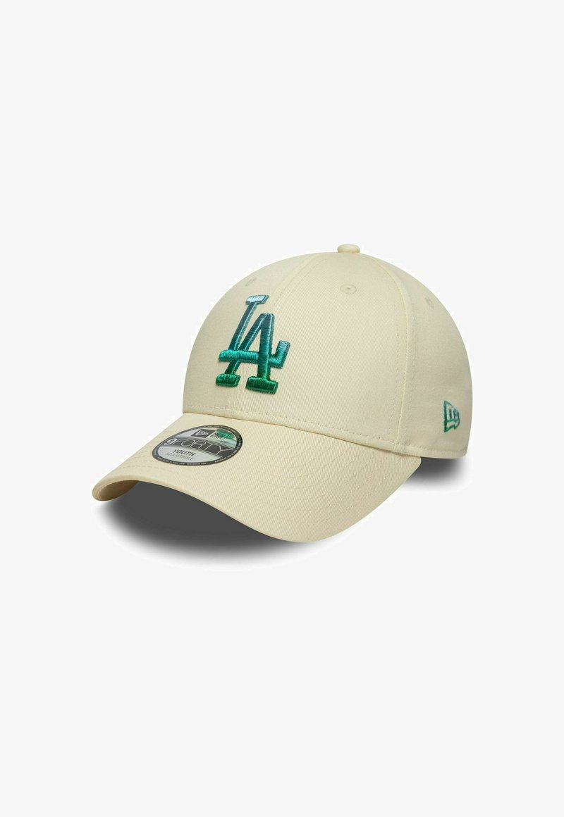 Cappellino da baseball beige con logo "LA" ricamato in verde sul davanti, design strutturato, visiera curva e un'etichetta con la taglia sul bordo.