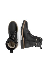 Zwarte leren enkellaarzen met een gestructureerde afwerking, voorzien van een zijrits, vetersluiting aan de voorkant en een chunky rubberen zool met een contrasterende rand.