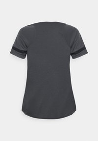 Camiseta atlética negra de manga corta para mujer con espalda de tela de malla y detalle de franjas negras en las mangas, mostrada plana desde la parte de atrás.