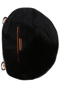 Svart canvasväska med slät textur inuti, med en enda orange dragkedjeficka och en etikett i tanfärgat läder. Runda sidor med silverfärgade metallbeslag.