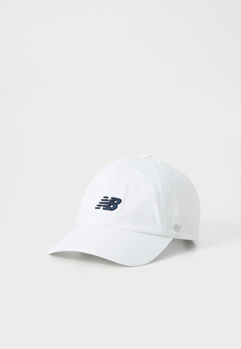 Valkoinen baseball-lippis, joka on valmistettu puuvillasta ja jossa on tummansininen brodeerattu logo sekä "24/7"-yksityiskohta. Klassinen kaareva lippa ja säädettävä hihna.