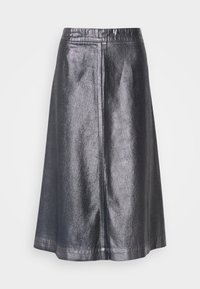 Metallic sidabrinė midi sijonas su lygiu paviršiumi, A formos siluetu ir paprasta elastinga juosmeniu. Pusėje yra siūlės, kurios suteikia struktūrizuotą išvaizdą.