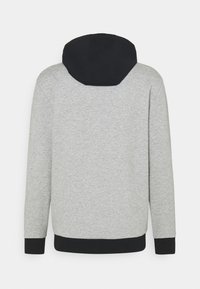 Felpa grigia con cappuccio nero. Presenta maniche lunghe, un corpo grigio uniforme e un polsino e orlo a coste neri. Texture del tessuto morbida.