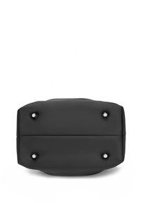 Černá obdélníková taška s hladkou texturou, vybavená čtyřmi kovovými nožičkami na spodní straně a minimalistickým designem.