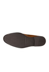 Scarpa in pelle marrone con tomaia liscia, punta arrotondata e suola in gomma con un motivo a zigzag per una migliore aderenza.