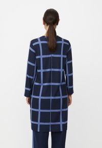 Długa granatowa sukienka w kratę w jasnoniebieskim kolorze, z długimi rękawami, okrągłym dekoltem i prostym krojem z detalem w postaci szwu na plecach.