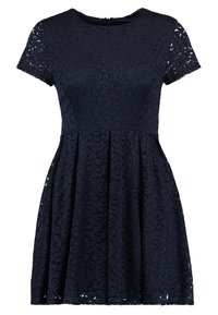Námořnická modrá krajková šaty s krátkými rukávy, kulatým výstřihem a plissovanou sukní. Obsahují složitý květinový vzor a texturovanou látku.