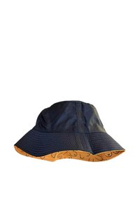 Svart bucket-hatt med bred skärm och en strukturerad orange undersida med kurviga linjemönster. Tillverkad av slitstarkt tyg.