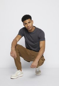 Only & Sons ONSMATT LONGY TEE 5 PACK - T-shirt básica - white/dark/blue/ melange/cab