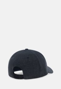 Tmavě šedá látková baseballová čepice zobrazená z zadní strany, vybavená nastavitelným páskem a ventilačními otvory na jednobarevném pozadí.