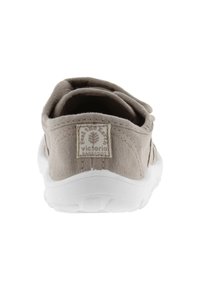 Beige kanvas slip-on sko med en vit gummisula. Har en logotag på baksidan och en rund, minimalistisk design. Mjuk, texturerad tyg.