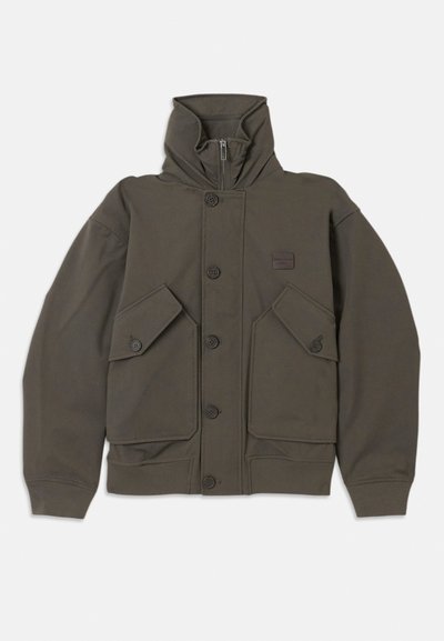 Olívazöld kapucnis dzseki puha anyagból, gombos záródással, két nagy elülső zsebbel és bordázott mandzsettákkal a ujjaknál.