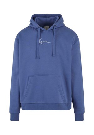 Modrá mikina s predným vreckom, kapucňou na šnúrku a ručne písaným bielym logom na hrudi. Vyrobená z mäkkej bavlny.