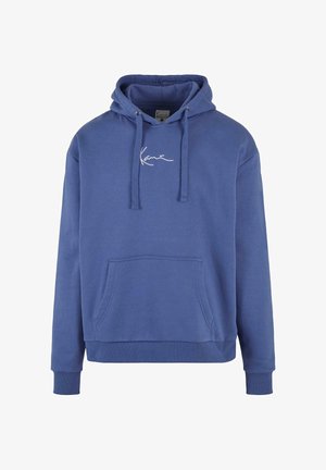 Blå hoodie med ficka på framsidan, dragsko i huvan och vitt handskrivet logo på bröstet. Tillverkad av mjukt bomullsmaterial.