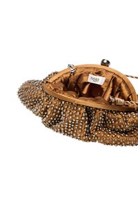 Ruskea satiininen clutch-laukku, jonka pinnassa on teksturoitu pinta, joka on koristeltu hopeisilla helmillä. Sisävuori on pehmeää kangasta, jossa on brändilogo.