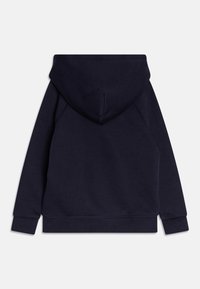 Granatowa bluza z kapturem wykonana z miękkiej mieszanki bawełny, z kieszenią kangurka, ściągaczami na rękawach i u dołu, o gładkiej fakturze.