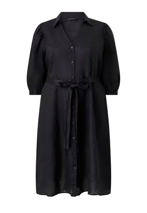 Czarna sukienka do kolan zapinana na guziki, z rękawami 3/4 zakończonymi bufkami, kołnierzykiem oraz paskiem z tkaniny wiązanym w talii.