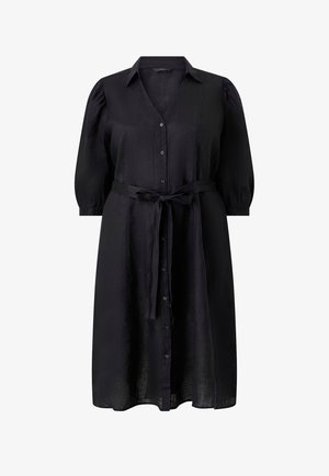 Sort knælængde kjole med knapper, trekvartlange pufærmer, krave og bundet stofbælte i taljen.