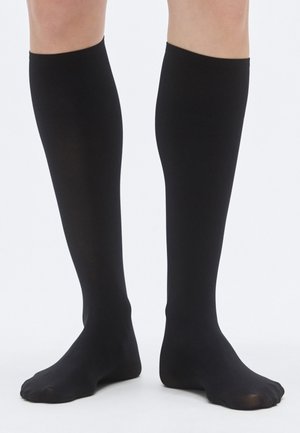 Șosete negre până la genunchi, confecționate dintr-un material neted și elastic, cu un finisaj mat și design cu degetele deschise, oferind un aspect elegant și fără cusături.