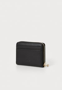 Billetera de cuero negro con cremallera en tono dorado, dos ranuras para tarjetas y una forma rectangular compacta. Textura suave con un sutil logo en la parte frontal.