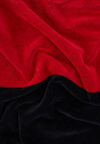 Μαλακό ύφασμα με λεία υφή, με πλούσια κόκκινη ανώτερη περιοχή που μεταβαίνει σε βαθύ μαύρο κάτω μέρος.