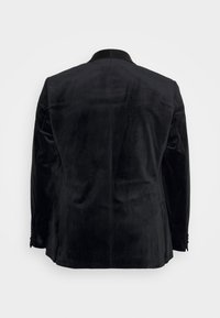Černý sametový blazer s klasickým límcem, hladkou texturou a štíhlým střihem. Obsahuje dva knoflíky na rukávech a zadní rozparek.