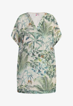 Túnica de manga corta y escote en V en tela ligera con un estampado de hojas tropicales verdes y azules sobre un fondo crema.