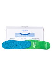 Kaksi sinivihreää ekosukkaa, joissa on tekstuuripinnat, esitettynä valkoisen laatikon vieressä, jossa on teksti "DYNAMIC ECOFOAM."