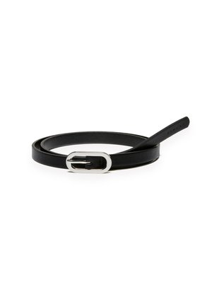Ceinture en cuir noir au design mince, dotée d'une boucle en métal argenté et d'une texture lisse ; comprend des trous pour un ajustement de taille.