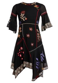 Musta mekko, jossa on kirjailtu kukkakuvio eri väreissä. Lyhyet liehukehihat ja epäsymmetrinen helma koristeellisilla ompeluilla.