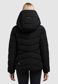Jachetă puffer neagră cu glugă, având un model quiltat în formă de V, cu manșete elastice și o etichetă cu logo în partea stângă jos.