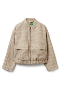 Beżowa krótka kurtka typu bomber wykonana z teksturowanej tkaniny, z zamkiem z przodu, dwoma kieszeniami z patkami oraz elastycznym dołem i mankietami.