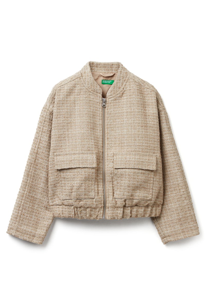 Beżowa krótka kurtka typu bomber wykonana z teksturowanej tkaniny, z zamkiem z przodu, dwoma kieszeniami z patkami oraz elastycznym dołem i mankietami.