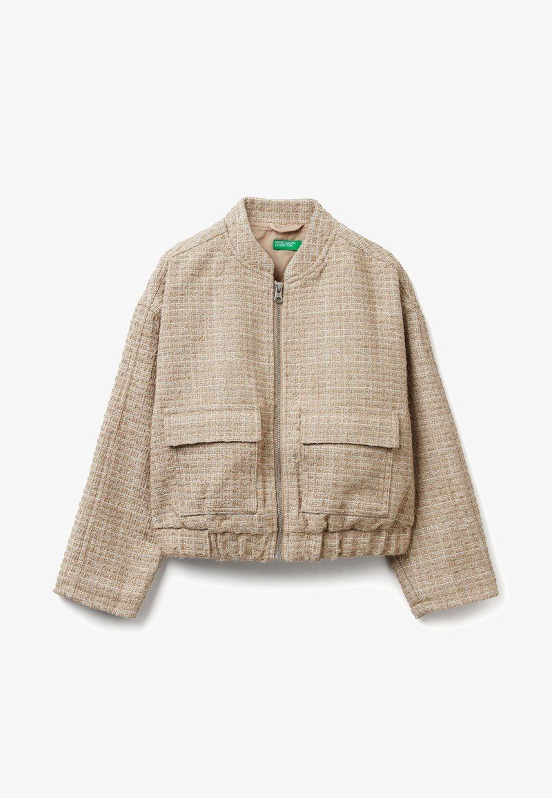 Beżowa krótka kurtka typu bomber wykonana z teksturowanej tkaniny, z zamkiem z przodu, dwoma kieszeniami z patkami oraz elastycznym dołem i mankietami.