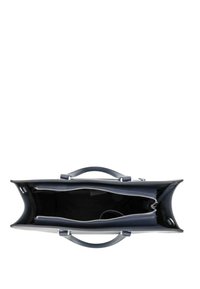 Bolso tote de cuero azul marino con interior con cremallera, que cuenta con dos compartimentos laterales, textura suave y asas cortas para facilitar el transporte.