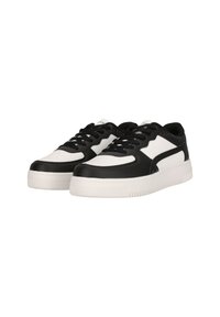 Sorte og hvide sneakers lavet af syntetisk læder, med rund tå, snørebånd foran, struktureret hvid sål og design på sidepanelet.