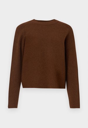 Bruine gebreide trui met een geribde textuur, ronde hals en lange mouwen. Het ontwerp is eenvoudig met een iets cropped pasvorm.