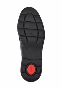 Zwarte rubberen schoenzool met een gestructureerd grippatroon, voorzien van een rode cirkelvormige accent nabij de hiel en een verhoogd logo.