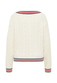 Kremowy sweter z warkoczy, długi rękaw, z prążkowanym kołnierzem i dolną krawędzią w niebieskie, czerwone i białe pasy. Teksturowany wzór na całej powierzchni.