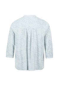Helles blaues Bluse mit floralem Muster, Dreiviertelärmel, plissiertem Rücken und einem runden Ausschnitt. Weiche Stofftextur.