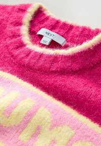 Unselected, bright pink slogan stripe