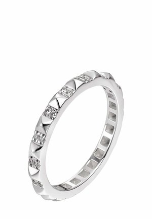 Anillo de plata con una banda de pirámides alternas y pequeñas piedras transparentes incrustadas alrededor de toda la circunferencia.