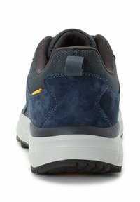 Marineblauwe sportschoen met een textuur die lijkt op suede en mesh-accenten, voorzien van een witte tussenzool en een zwarte rubberen loopzool. Gele details op de zijkant.