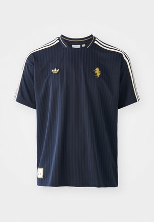 Sötétkék csíkos póló rövid ujjakkal, kerek nyakkal, három fehér vállcsíkkal és arany hímzett logókkal.