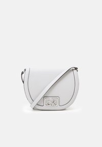 Weißes Leder-Crossbody-Tasch, halbrunde Form, mit silberner Logo-Hardware, Kontrastnähten und abnehmbarem Tragegurt.