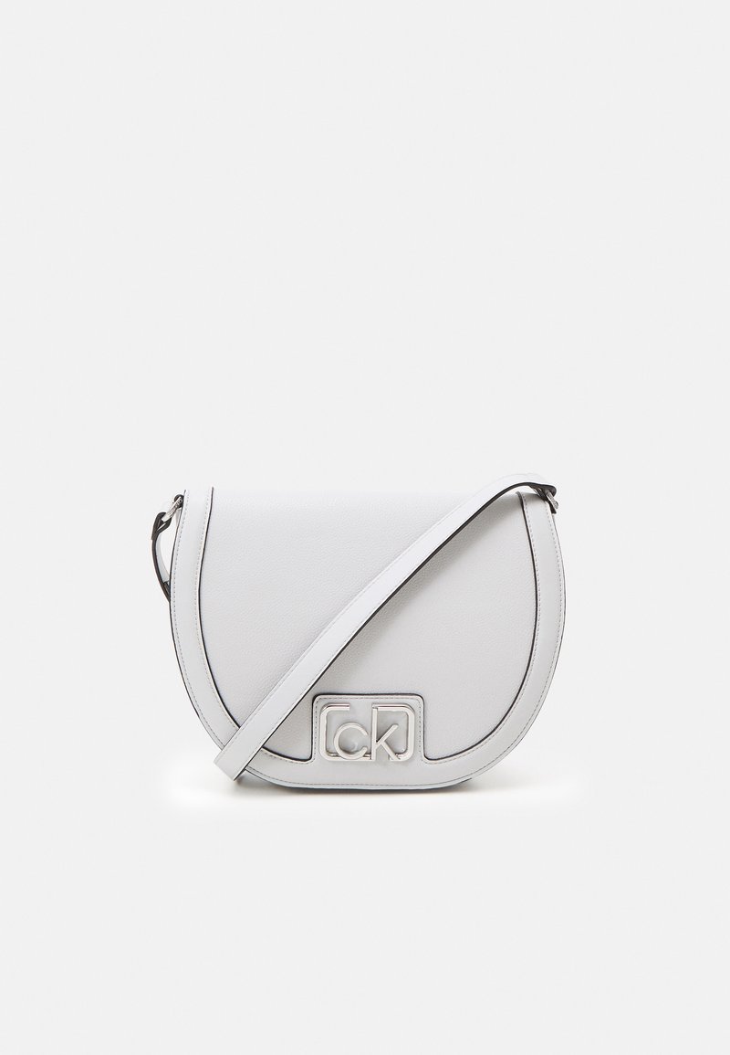 Weißes Leder-Crossbody-Tasch, halbrunde Form, mit silberner Logo-Hardware, Kontrastnähten und abnehmbarem Tragegurt.