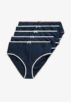 Pięć par damskich majtek w ciemnoniebieskim kolorze, z kontrastową lamówką w jasnoróżowym, niebieskim i brązowym odcieniu, z małym detalem w postaci kokardki na pasku.