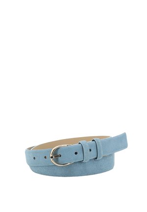 Hellblauer Wildledergürtel mit goldener ovaler Schnalle, fünf Einstelllöchern und zwei Gürtelschlaufen, aufgerollt zur Präsentation auf weißem Hintergrund.